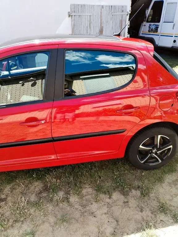 Gebraucht Peugeot 207 Premium 95 PS (69 kW) 2010 Rot Limousine