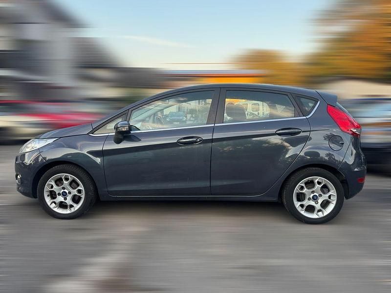 Gebraucht Ford Fiesta Titanium 82 PS (60 kW) 2012 Grau Kleinwagen