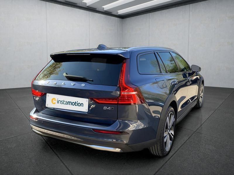 Gebraucht Volvo V60 CC 197 PS (144 kW) 2023 Blau Kombi