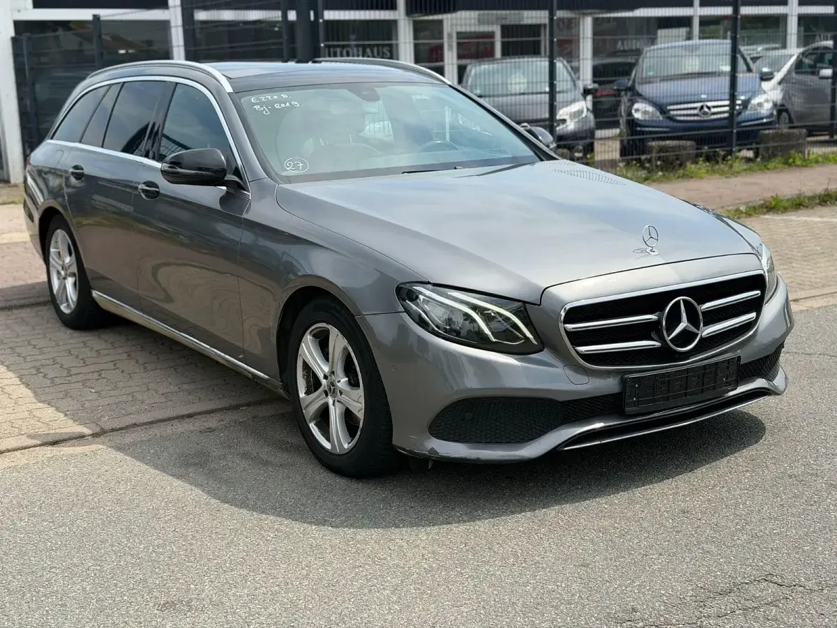 Gebraucht Mercedes E220 Avantgarde 194 PS (142 kW) 2019 Beige Kombi
