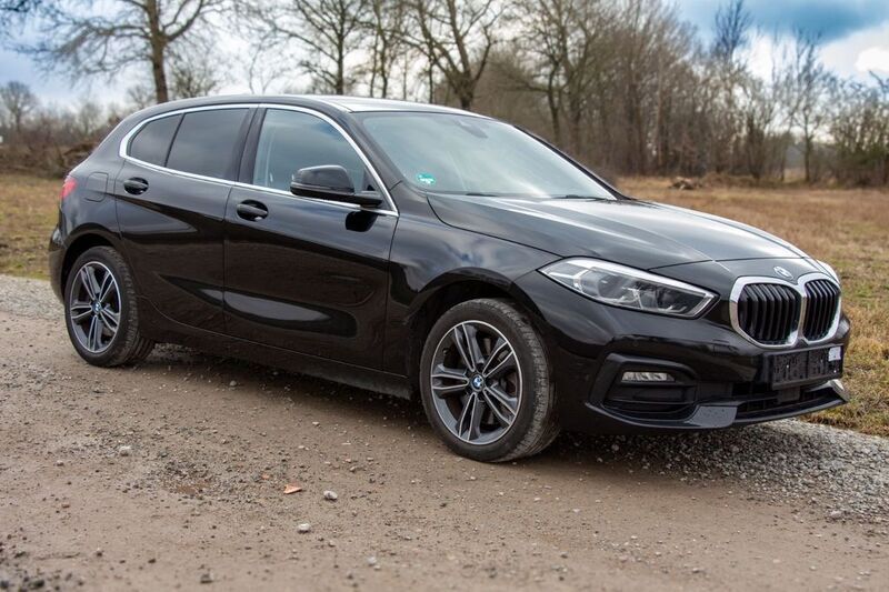 Schwarz Gebraucht 2020 BMW 120 Sport Line Kleinwagen | 16.999 € (Superpreis) - Bild 1/4