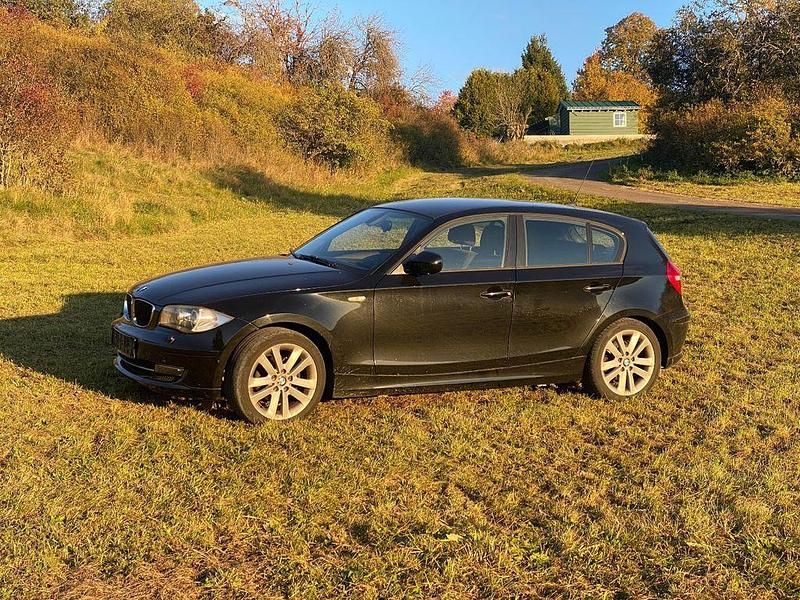 Schwarz Gebraucht 2011 BMW 116 Sport Line Kleinwagen | 3.600 € (Guter Preis) - Bild 1/4