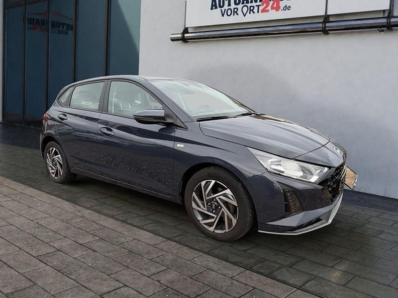 Aurora grey (grau) Gebraucht 2024 Hyundai i20 Trend Limousine | 16.980 € (Superpreis) - Bild 1/4