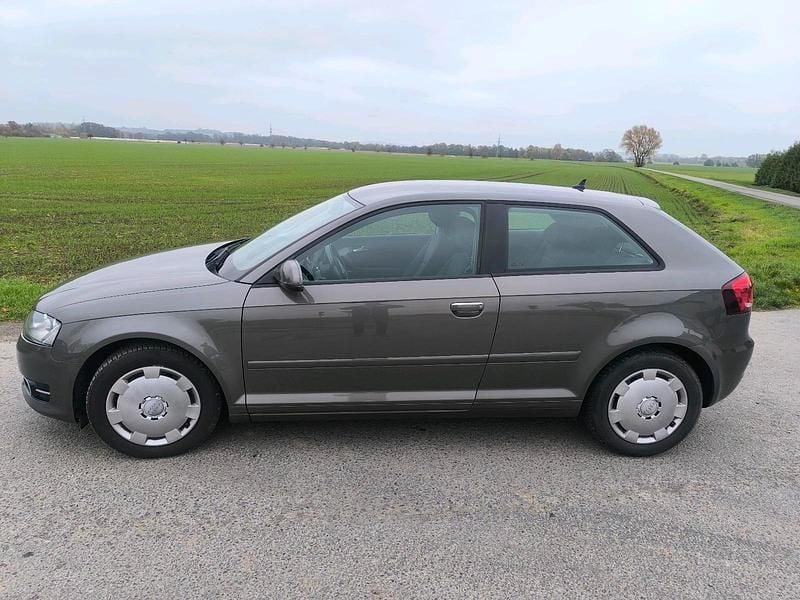 Grau Gebraucht 2011 Audi A3 Coupé | 4.750 € (Fairer Preis) - Bild 1/4