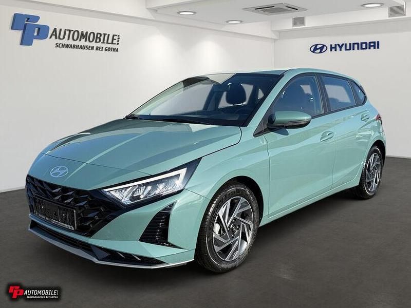 Grün Neu 2024 Hyundai i20 Trend Limousine | 20.990 € (Guter Preis) - Bild 1/4