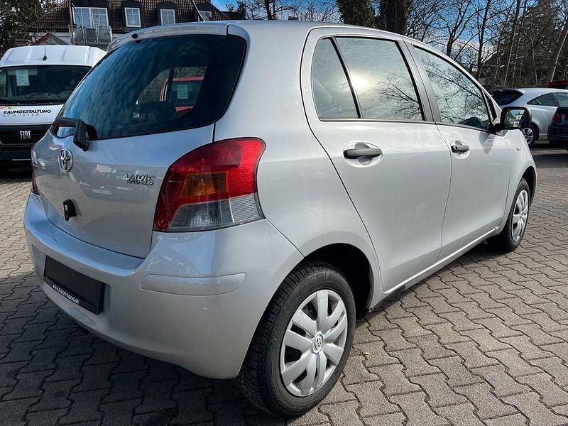 Gebraucht Toyota Yaris Basis 69 PS (50 kW) 2009 Silber Kleinwagen