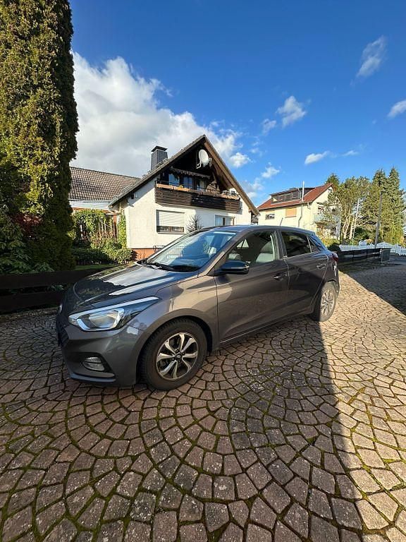 Gebraucht Hyundai i20 Active 101 PS (74 kW) 2020 Grau Kleinwagen