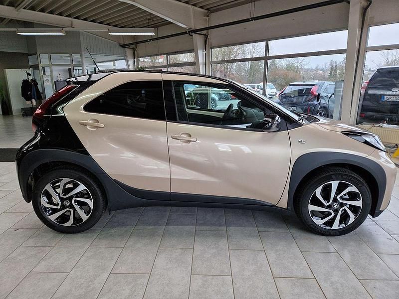 Neu Toyota Aygo X 72 PS (52 kW) 2025 Beige SUV