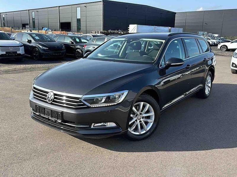 Gebraucht VW Passat Comfortline 120 PS (88 kW) 2019 Mangangrau metallic Kombi
