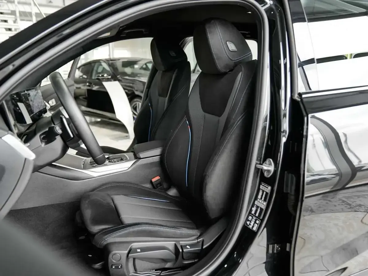Gebraucht BMW 330 M Sport 245 PS (180 kW) 2025 Saphirschwarz Kombi