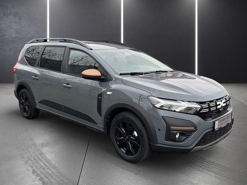 Neu Dacia Jogger Extreme 141 PS (103 kW) 2025 Grau Van / Kleinbus