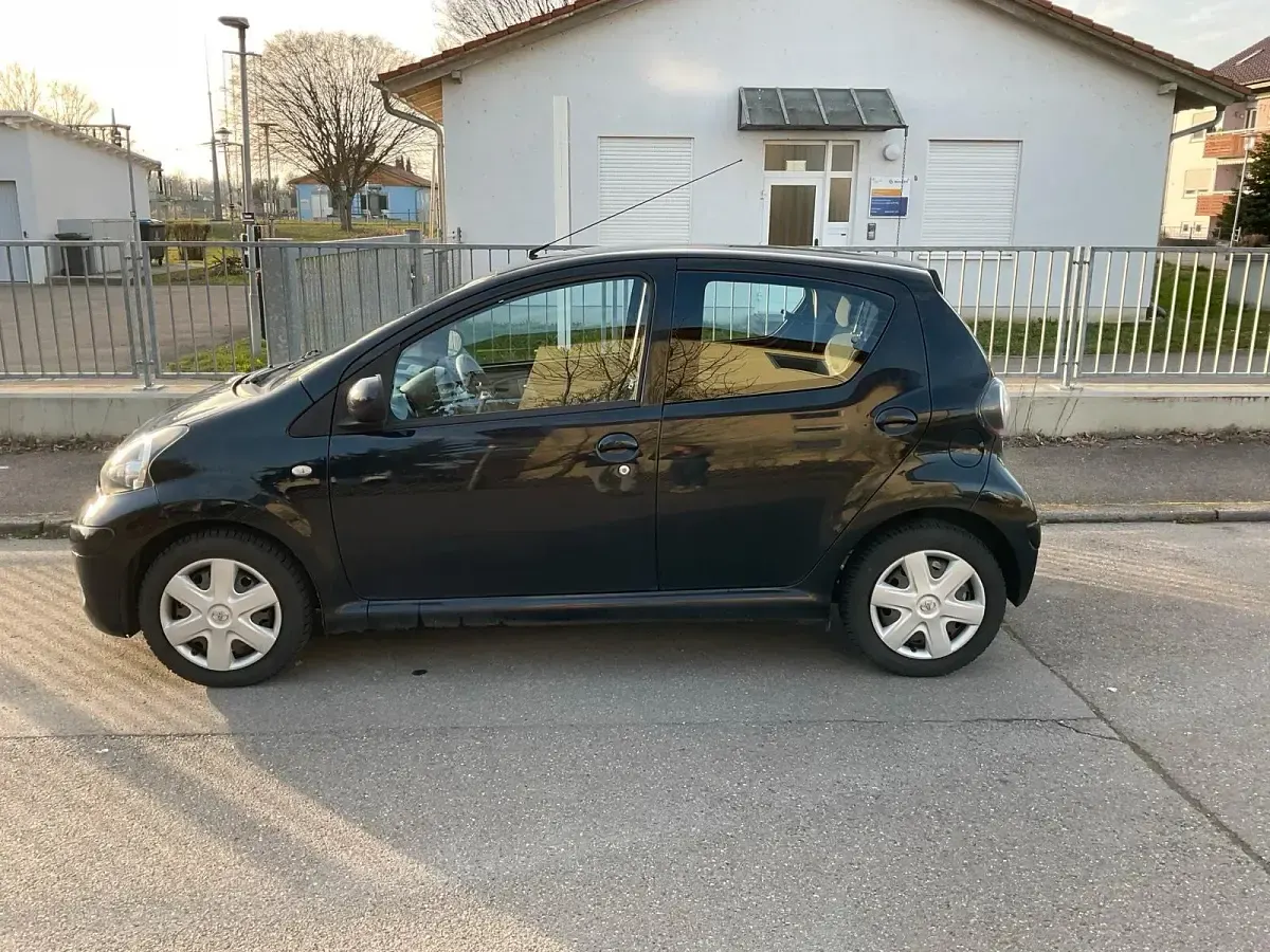 Gebraucht Toyota Aygo 68 PS (50 kW) 2011 Schwarz Kleinwagen