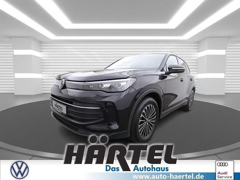 Deep black perleffekt, pearl effect Gebraucht 2024 VW Tiguan Life SUV | 33.200 € (Fairer Preis) - Bild 1/4