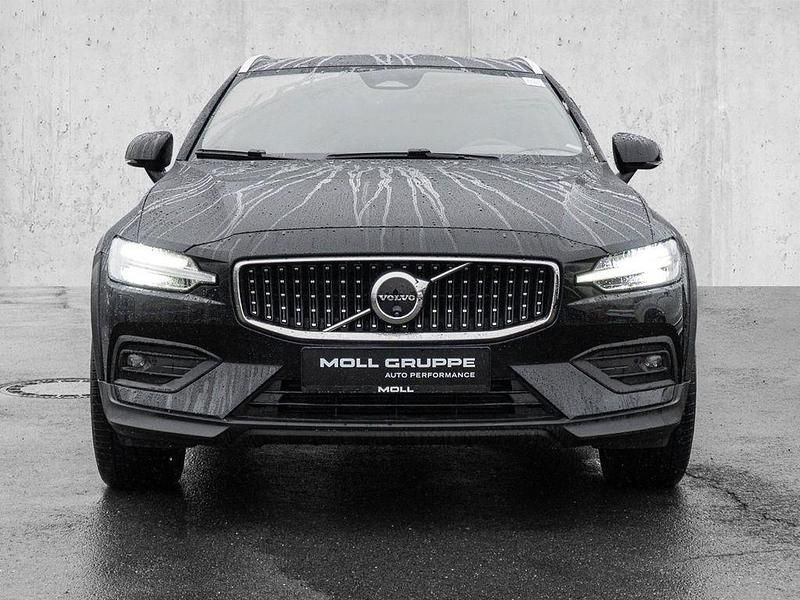 Gebraucht Volvo V60 CC Plus 197 PS (144 kW) 2024 Onyx black / metallic Kombi