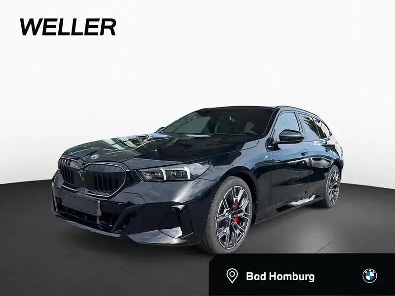 Saphirschwarz metallic (schwarz) Neu 2025 BMW 540 Comfort Edition Kombi | 87.990 € (Teuer) - Bild 1/4