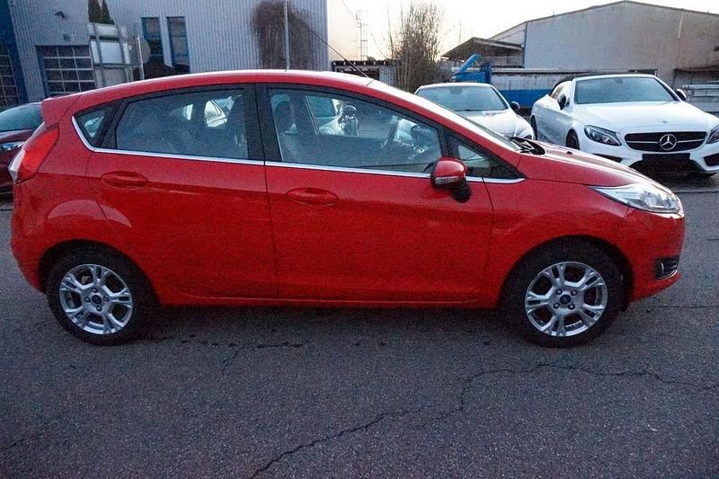 Second-hand Ford Fiesta Titanium 101 CP (74 kW) 2012 Roșu Hatchback