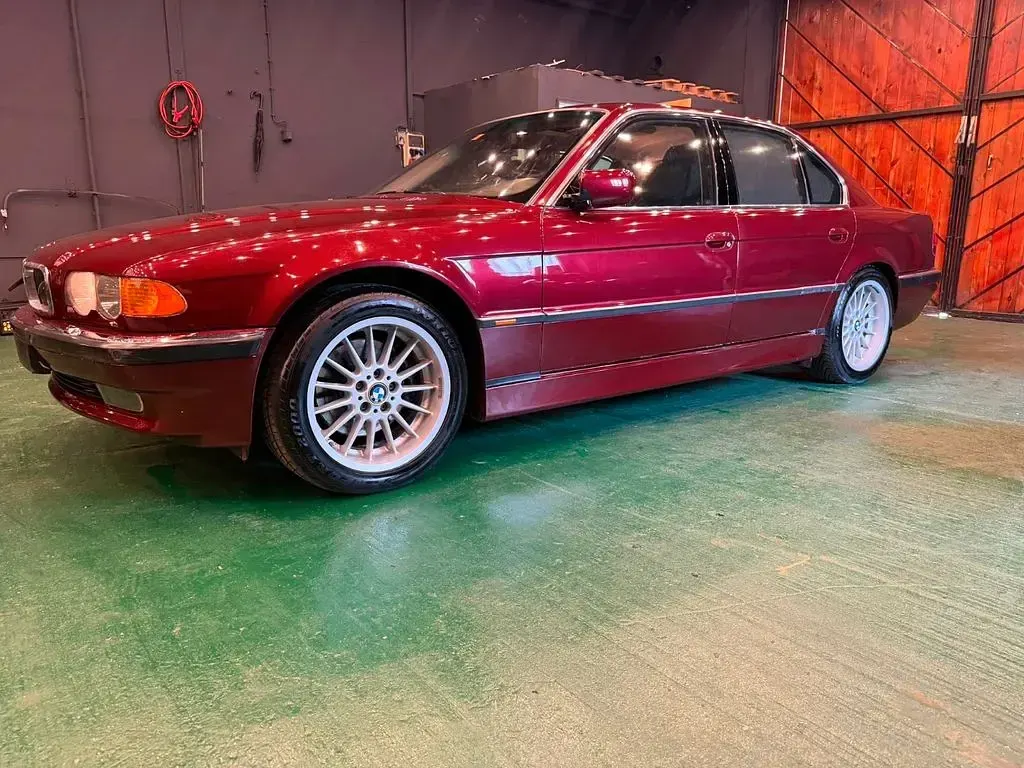 Gebraucht BMW 750 326 PS (239 kW) 1998 Rot Limousine