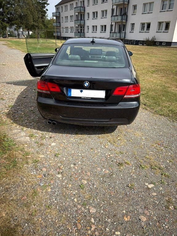 Schwarz Gebraucht 2009 BMW 330 Sport Line Coupé | 8.500 € (Guter Preis) - Bild 1/4