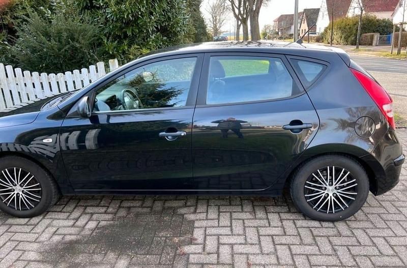 Gebraucht Hyundai i30 90 PS (66 kW) 2011 Schwarz Limousine