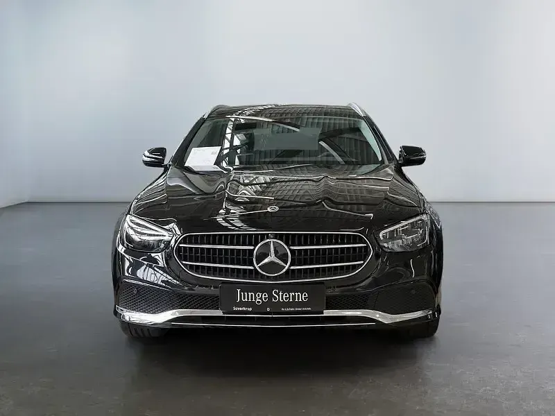 Gebraucht Mercedes E300 Avantgarde 320 PS (235 kW) 2023 Schwarzlack obsidianschwarz (metallic) Kombi