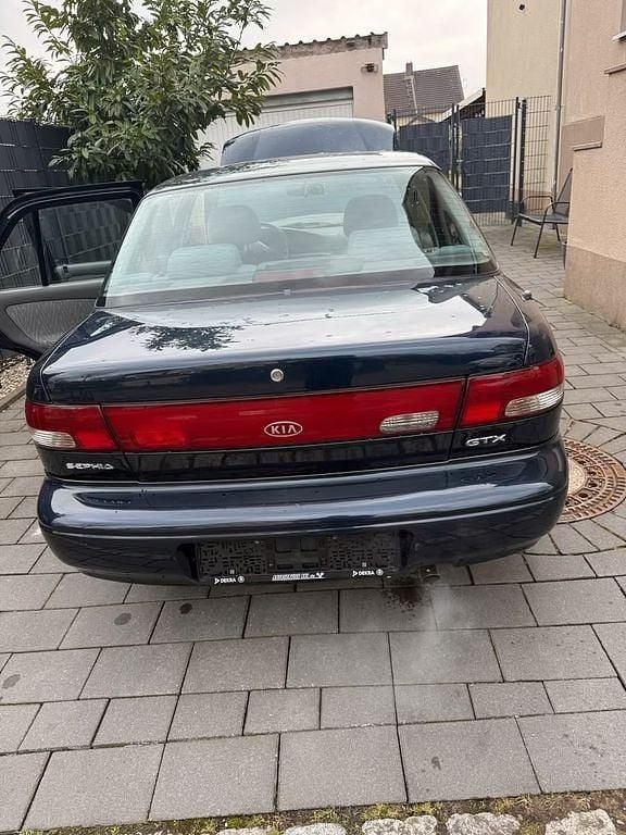 Second-hand Kia Sephia 80 CP (58 kW) 1996 Albastru Berlinǎ