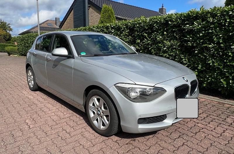 Silber Gebraucht 2013 BMW 114 Sport Line Kleinwagen | 4.750 € (Fairer Preis) - Bild 1/4