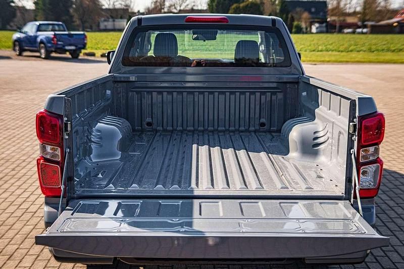 Neu Isuzu D-Max 163 PS (119 kW) 2026 Kinabulu gray Pickup