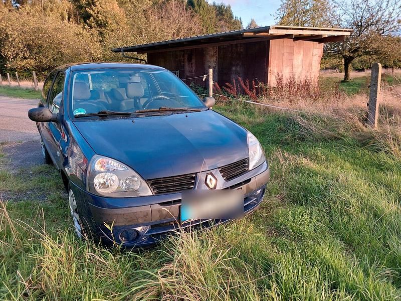Blau Gebraucht 2004 Renault Clio II Kleinwagen | 1.600 € (Fairer Preis) - Bild 1/4