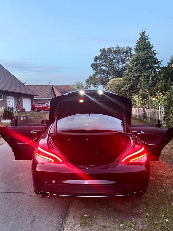 Schwarz Gebraucht 2015 Mercedes CLA200 Limousine | 16.500 € (Fairer Preis) - Bild 1/4
