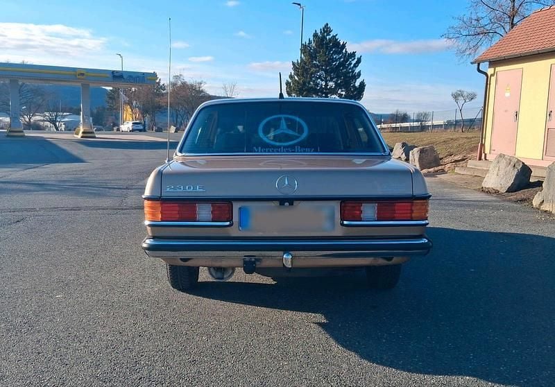 Używany Mercedes E230 136 KM (100 kW) 1983 Złoty Sedan/Limuzyna