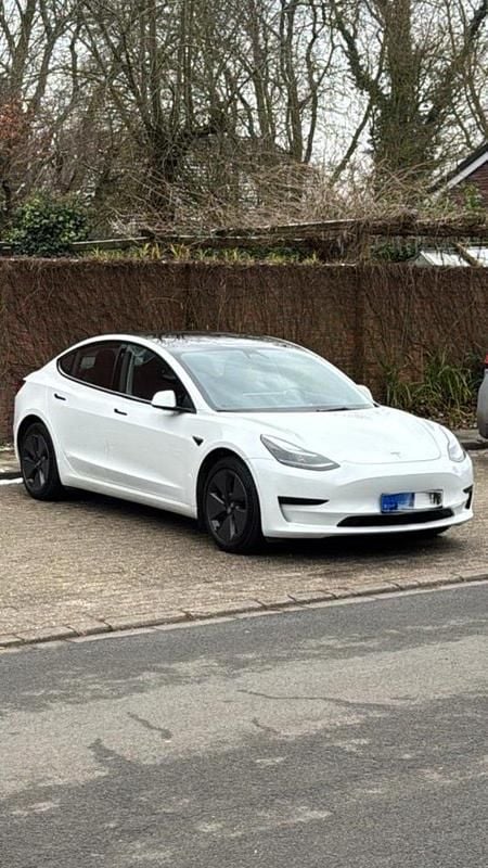 Weiß Gebraucht 2021 Tesla Model 3 Standard Range Plus Limousine | 25.500 € (Etwas zu teuer) - Bild 1/4