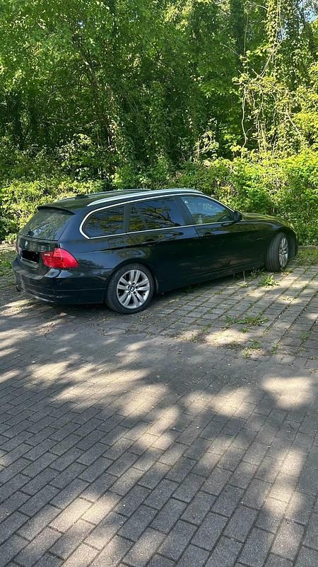 Schwarz Gebraucht 2011 BMW 330 Kombi | 8.500 € (Superpreis) - Bild 1/4