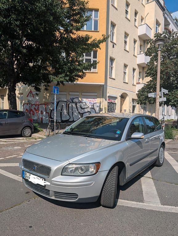 Grau Gebraucht 2005 Volvo V50 Momentum Kombi | 3.999 € (Teuer) - Bild 1/4