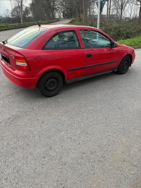 Rot Gebraucht 1998 Opel Astra Limousine | 1.200 € (Guter Preis) - Bild 1/4