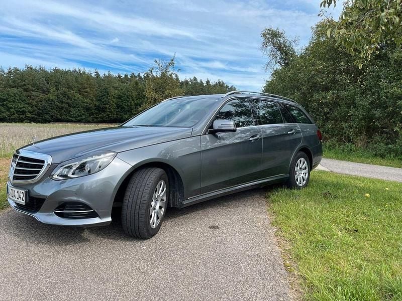 Grau Gebraucht 2015 Mercedes 300 Elegance Limousine | 13.900 € - Bild 1/4