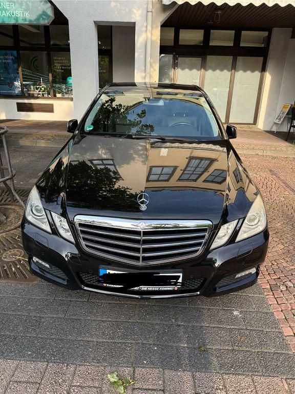 Schwarz Gebraucht 2009 Mercedes E250 AMG Limousine | 12.900 € (Fairer Preis) - Bild 1/4