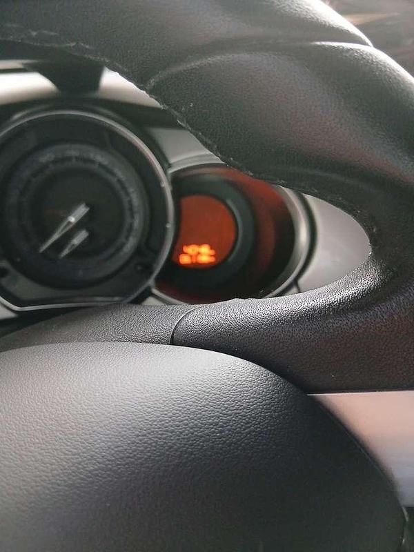 Schwarz Gebraucht 2010 Citroën DS3 Chic Limousine | 5.900 € (Fairer Preis) - Bild 1/4