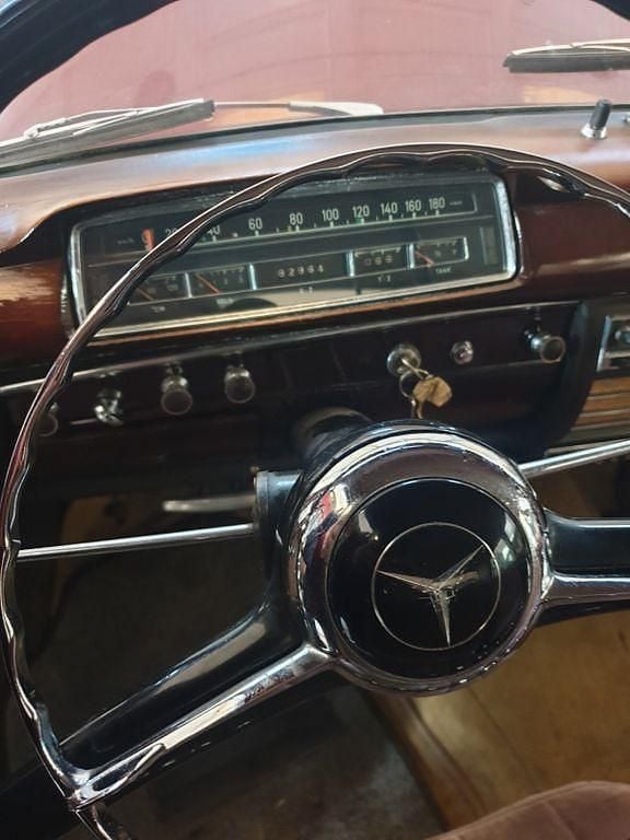 Braun Gebraucht 1958 Mercedes 220 SE Limousine | 20.000 € - Bild 1/4
