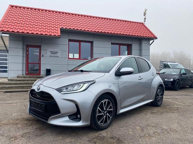 Silber Gebraucht 2021 Toyota Yaris Hybrid Limousine | 15.750 € (Superpreis) - Bild 1/4