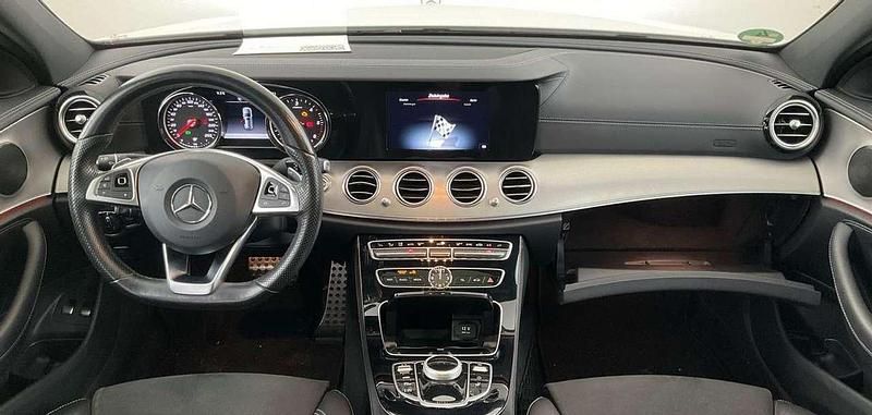 Gebraucht Mercedes E220 AMG line 194 PS (142 kW) 2017 Polarweiss  unilack Kombi