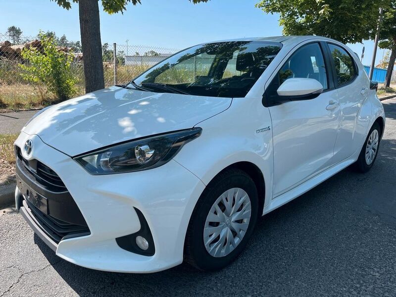 Weiß Gebraucht 2021 Toyota Yaris Hybrid Limousine | 11.990 € (Superpreis) - Bild 1/4