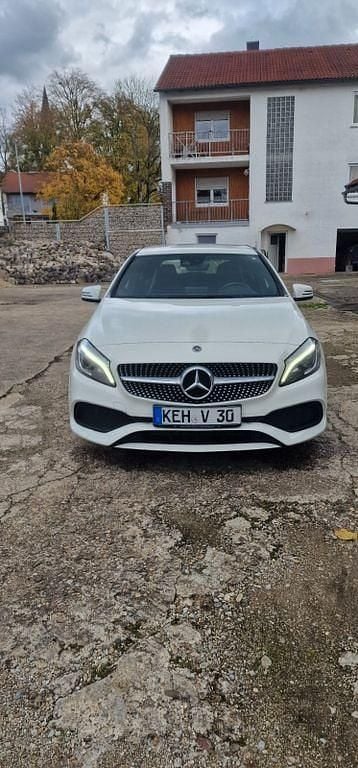 Weiß Gebraucht 2017 Mercedes A200 AMG line Limousine | 15.999 € (Guter Preis) - Bild 1/4