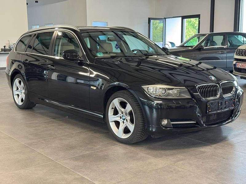Schwarz Gebraucht 2011 BMW 320 Sport Line Kombi | 11.450 € (Teuer) - Bild 1/4