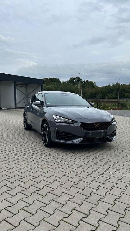 Grau Gebraucht 2022 Cupra Leon Limousine | 23.999 € (Fairer Preis) - Bild 1/4