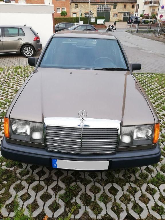 Gebraucht Mercedes E230 132 PS (97 kW) 1987 Gold Limousine
