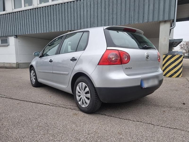 Silber Gebraucht 2005 VW Golf IV Kleinwagen | 4.000 € - Bild 1/4