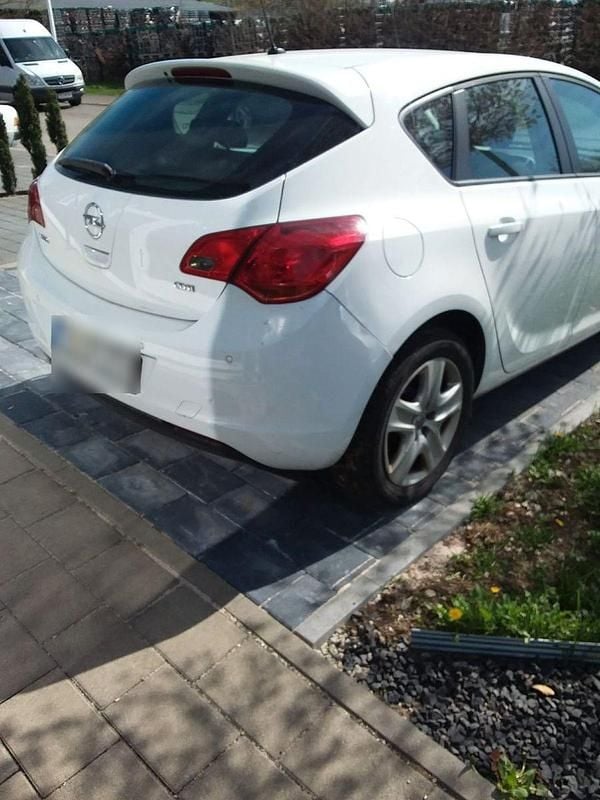 Usado Opel Astra Edition 110 HP (80 kW) 2010 Branco Sedan