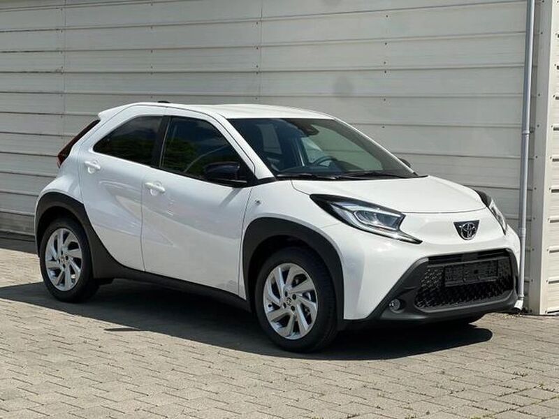 Weiss Neu 2025 Toyota Aygo Active Kleinwagen | 18.049 € - Bild 1/1