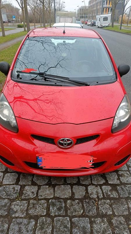 Gebraucht Toyota Aygo 68 PS (50 kW) 2010 Rot Kleinwagen