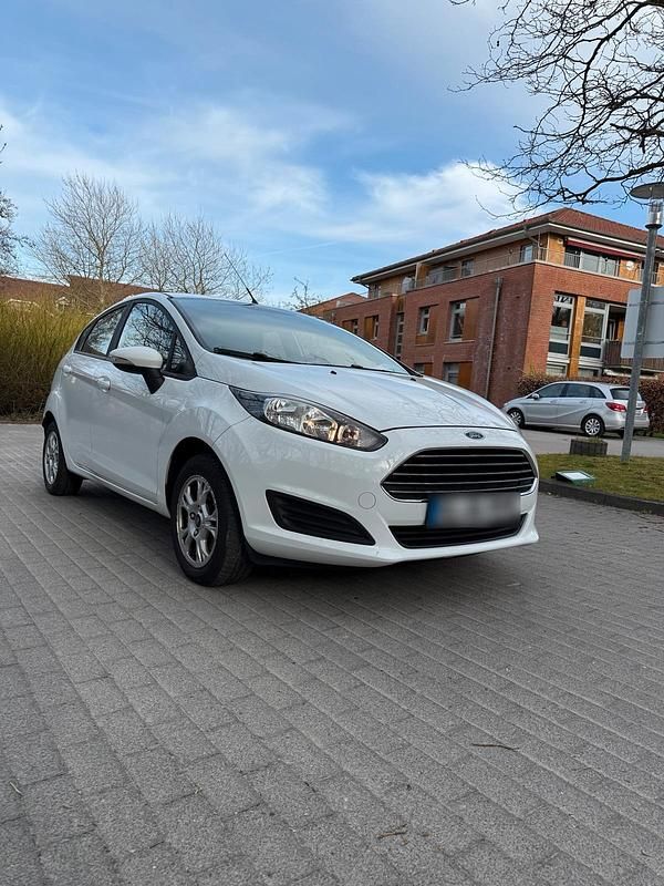 Gebraucht Ford Fiesta 100 PS (73 kW) 2014 Weiß Kleinwagen